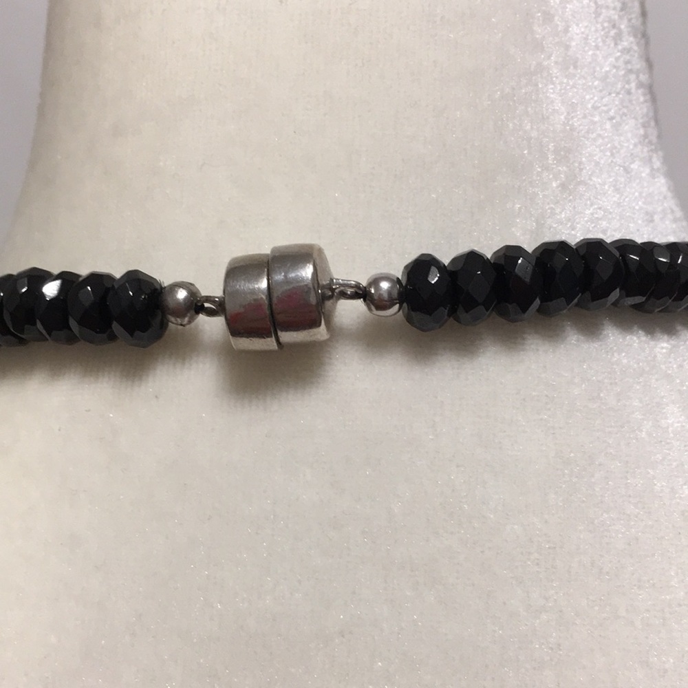 STERLING SILVER MAGNETIC LOCK BLACK SPINEL NECKLAC - Picture 2 of 8